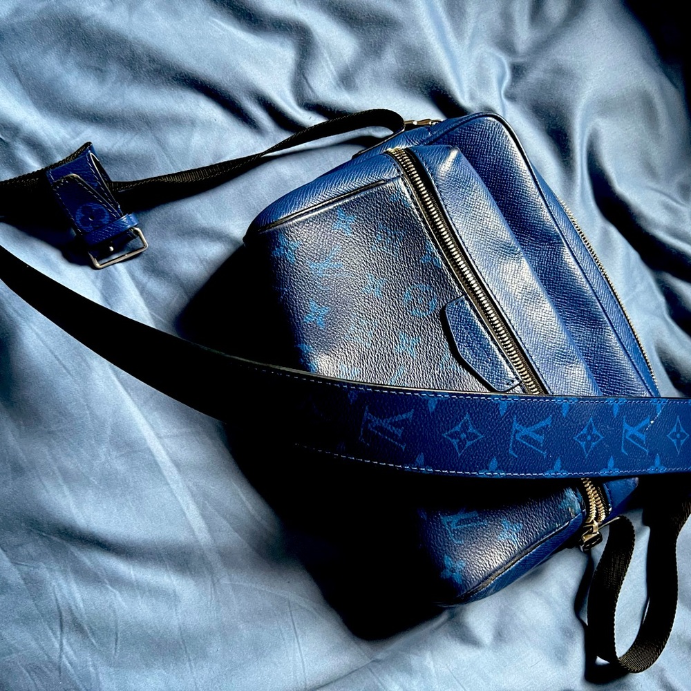 Louis Vuitton monogram Tiagarama messenger bag.